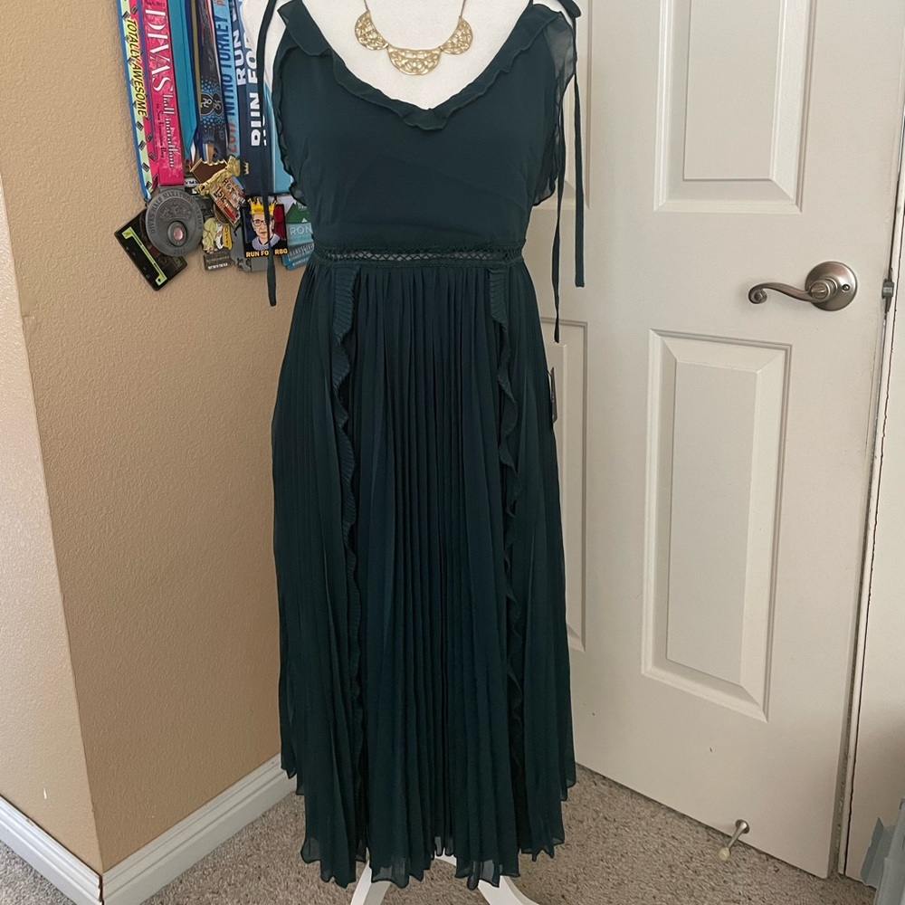 Never a Dull Moment Emerald Green Tie-Strap Pleated Midi Dress. NWT. Size Large